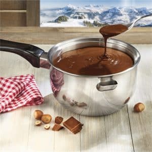 découvrez les secrets du chocolat au bain-marie, une méthode douce et efficace pour fondre le chocolat à la perfection. idéale pour vos recettes de desserts, cette technique vous permettra d'obtenir une texture lisse et onctueuse, parfaite pour enrober vos créations sucrées ou les intégrer dans vos pâtisseries. suivez nos conseils pour maîtriser cette technique indispensable en cuisine.